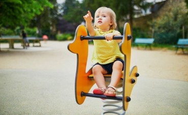 GIOCHI A MOLLA E GIOSTRE: DIVERTIMENTO E MOVIMENTO
