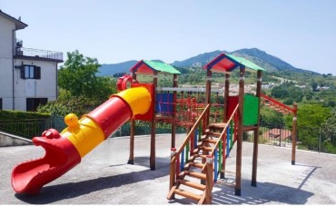 PLAYGROUND MAXI IN LEGNO INSTALLATO A MONTEMARANO 