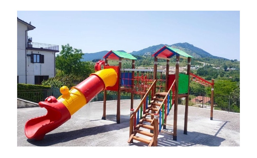 PLAYGROUND MAXI IN LEGNO INSTALLATO A MONTEMARANO 